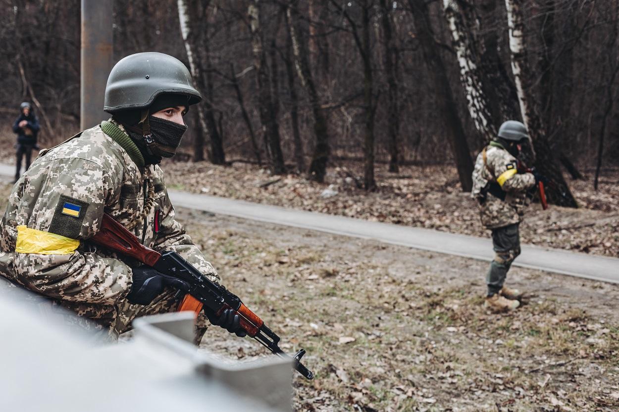 Un soldado del ejército ucraniano observa su posición en Irpin (Ucrania). Fuente: Europa Press.