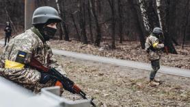 Un soldado del ejército ucraniano observa su posición en Irpin (Ucrania). Fuente: Europa Press.