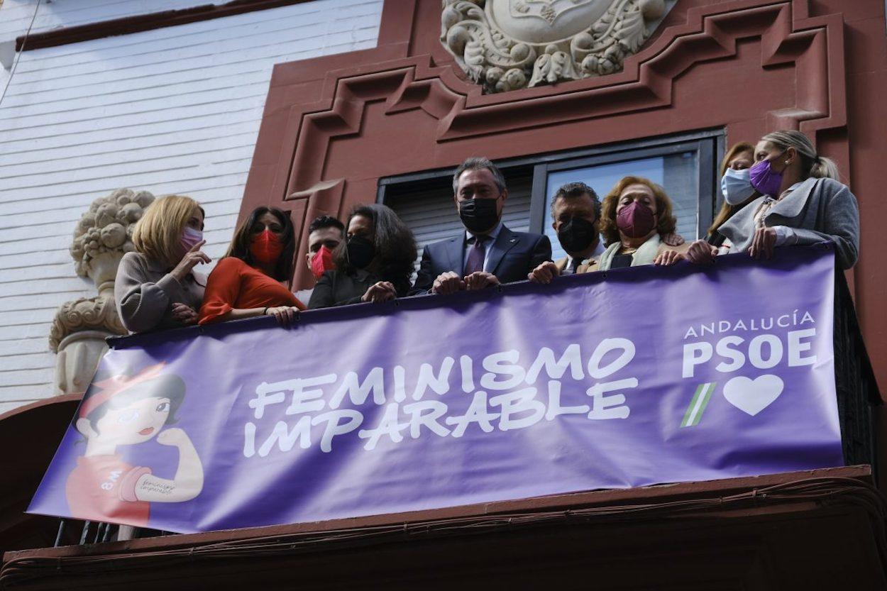 Juan Espadas con mujeres socialistas reivindicando el 8-M.