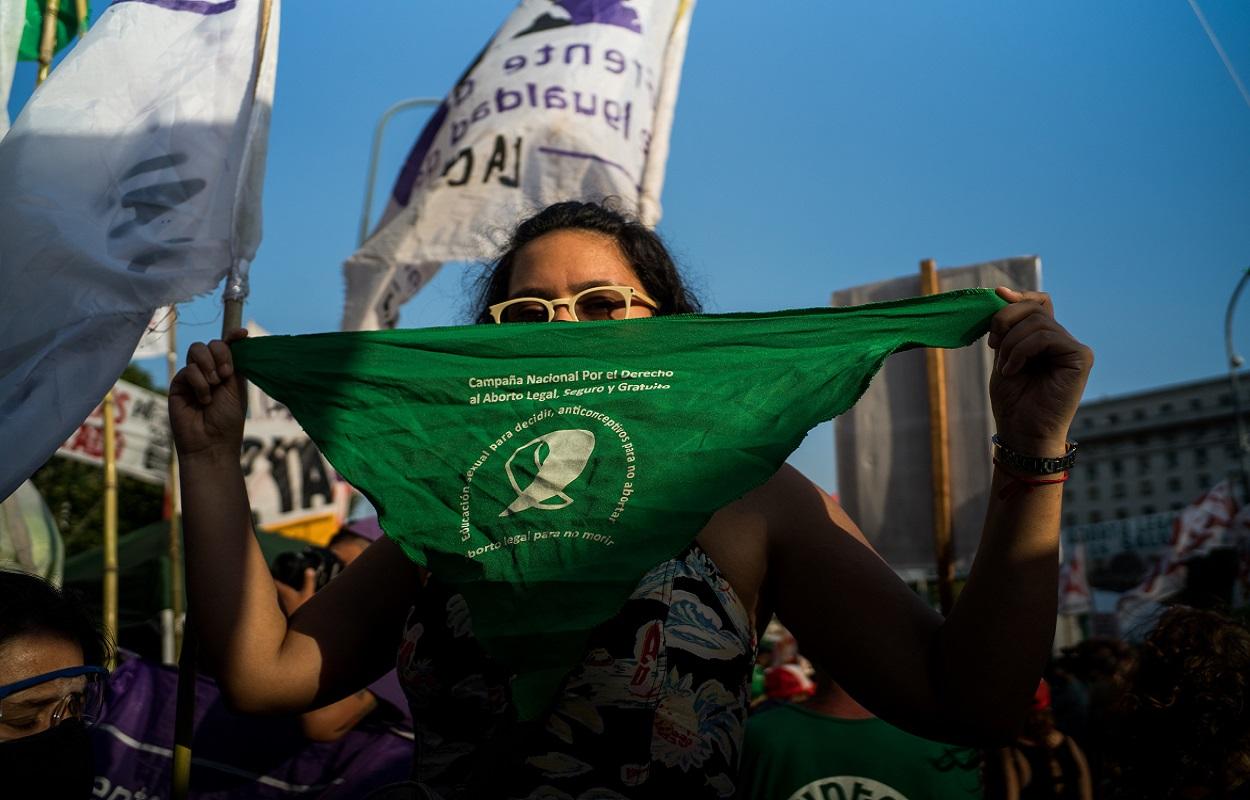 Una mujer sosteniendo un pañuelo verde, símbolo a favor del aborto en Argentina