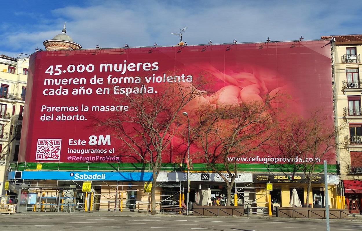'Hazte Oir' despliega una pancarta antiaborto frente a una clínica como motivo del 8M