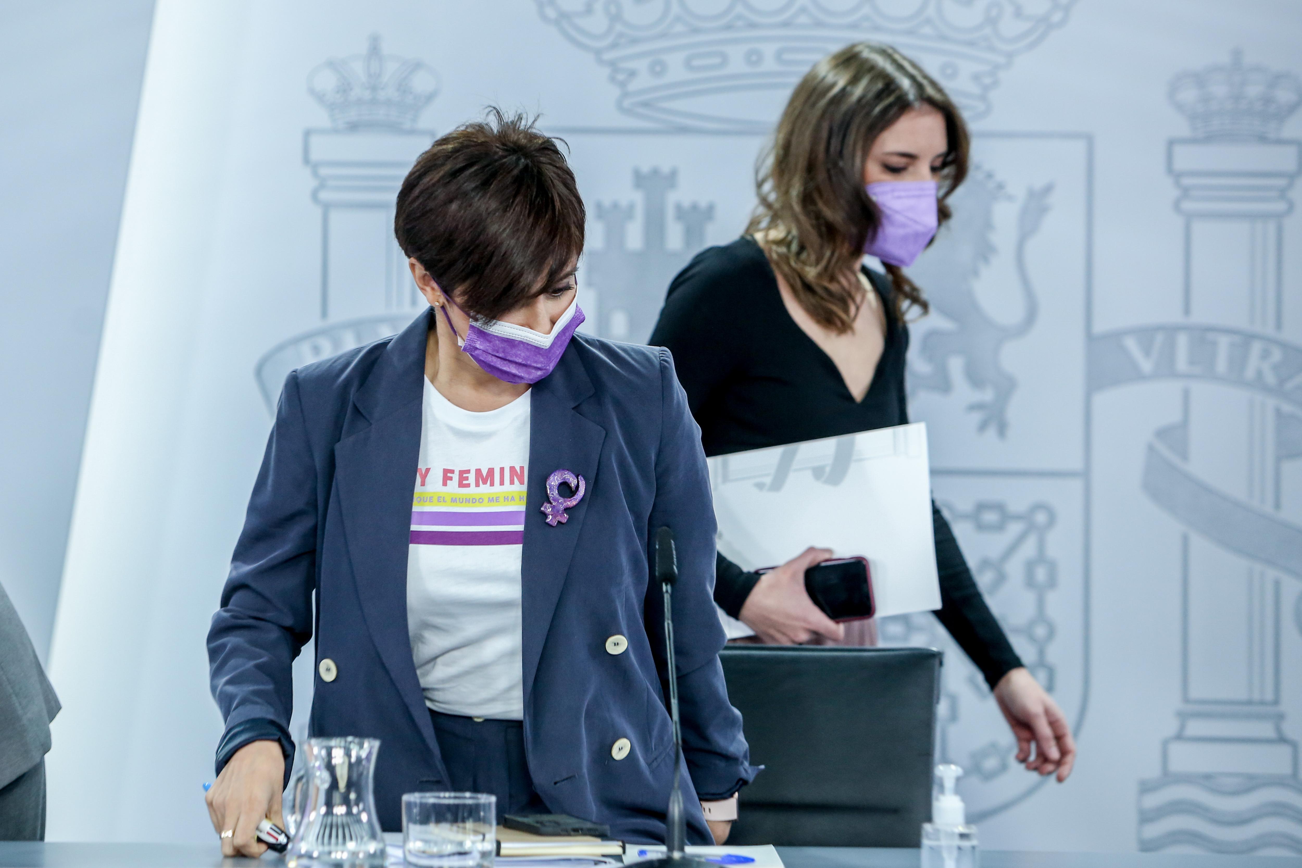 La portavoz del Gobierno, Isabel Rodríguez, y la ministra de Igualdad, Irene Montero, el 8 de marzo tras el Consejo de Ministros. EP