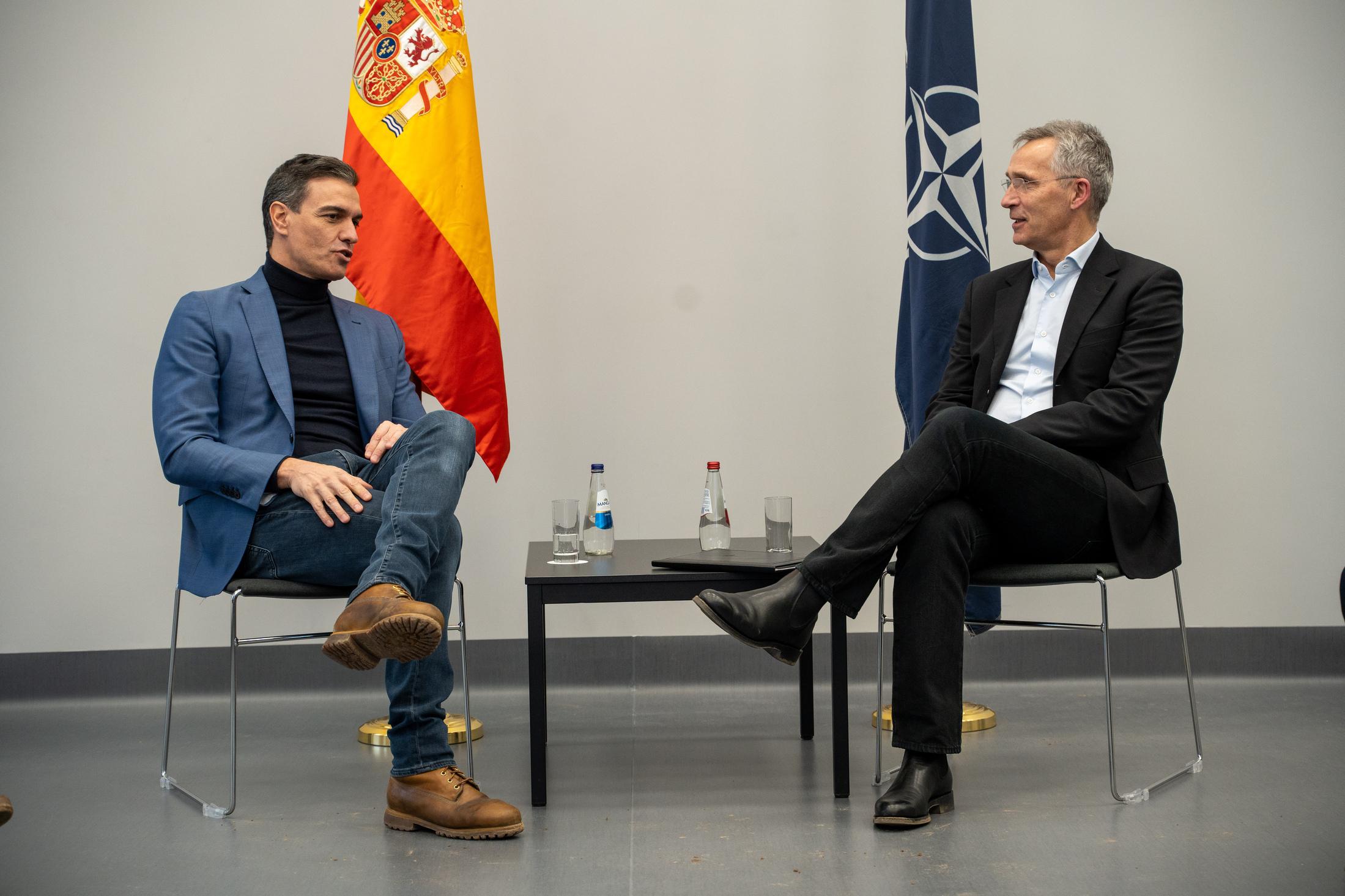 El secretario general de la OTAN con el presidente de España, Pedro Sánchez, en una reunión en Letonia. EP