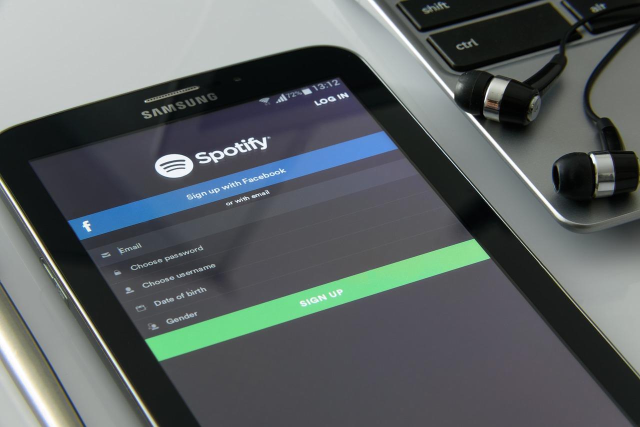 Imagen de recurso de un móvil con la aplicación de Spotify. Fuente: Pixabay.