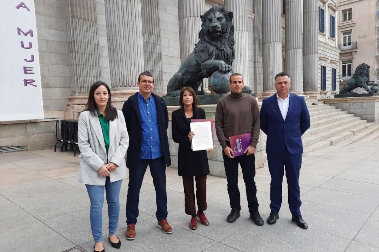 Los diputados de Unidas Podemos Isabel Franco (Sevilla), Pedro Honrubia (Granada), Martina Velarde, Miguel Ángel Bustamante (Sevilla) y Juan Antonio Delgado (Cádiz).