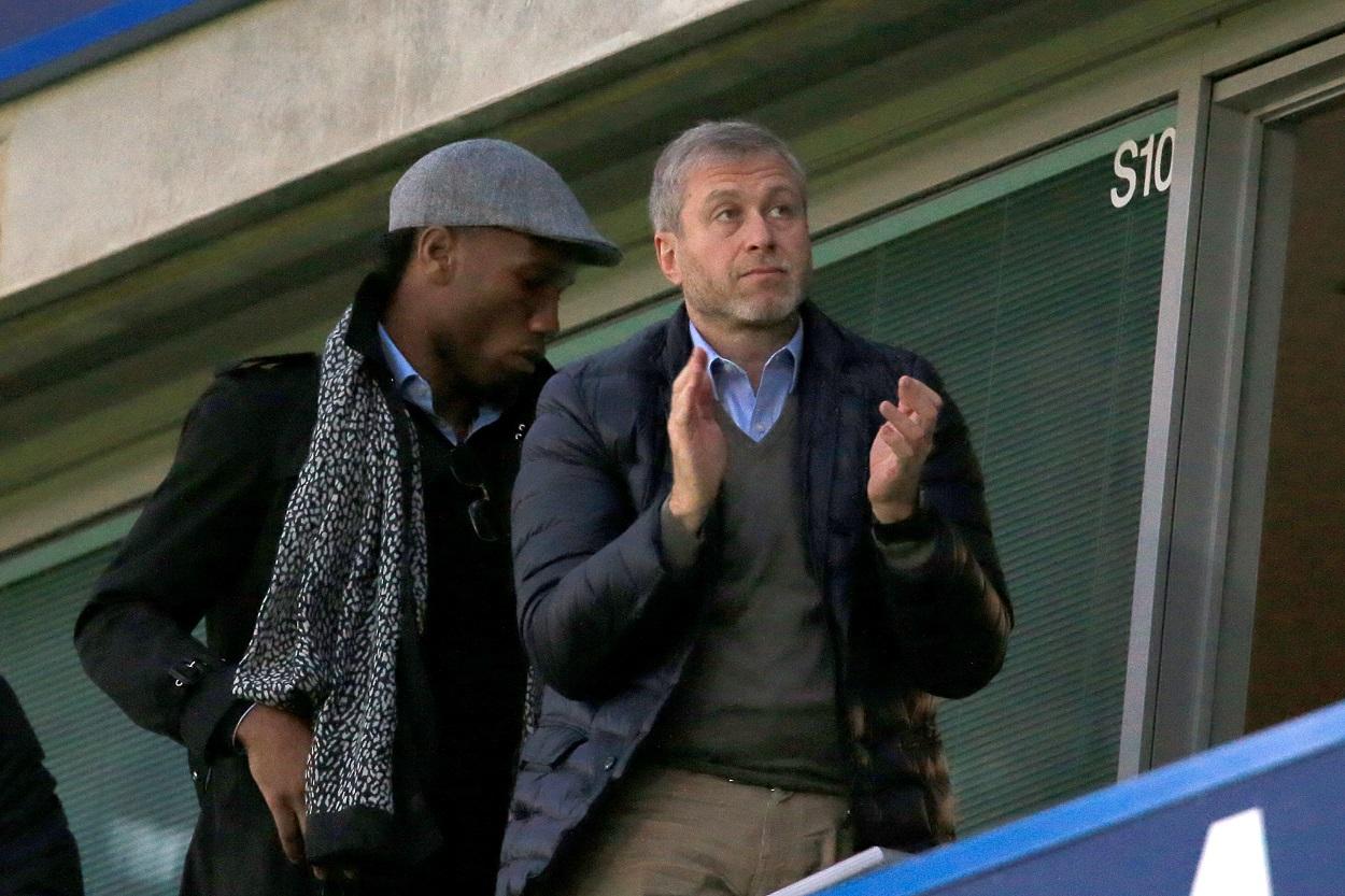 Roman Abramovich aplaude en un partido del Chelsea. Europa Press