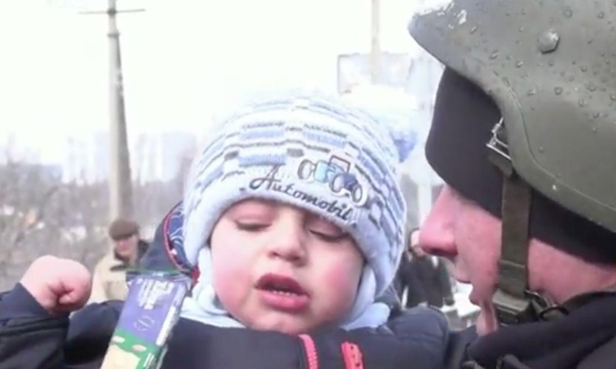 El desconsolador llanto de un niño que se despide de su padre antes de ir a la guerra