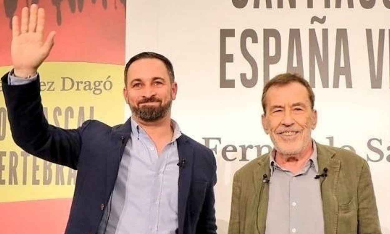 El presidente de Vox, Santiago Abascal, junto al escritor Fernando Sánchez Dragó.
