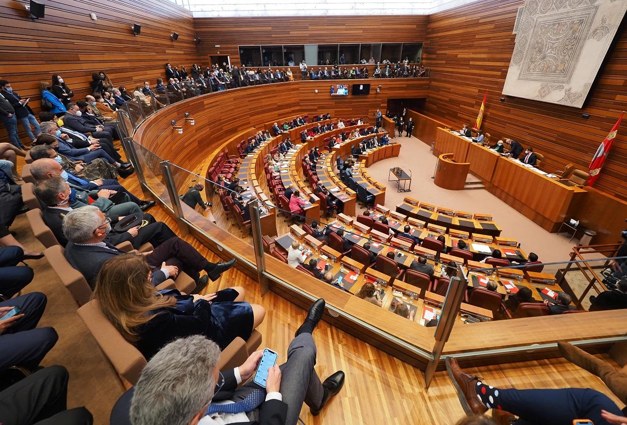 Procuradores se niegan a dar la mano al nuevo presidente de las Cortes. EP