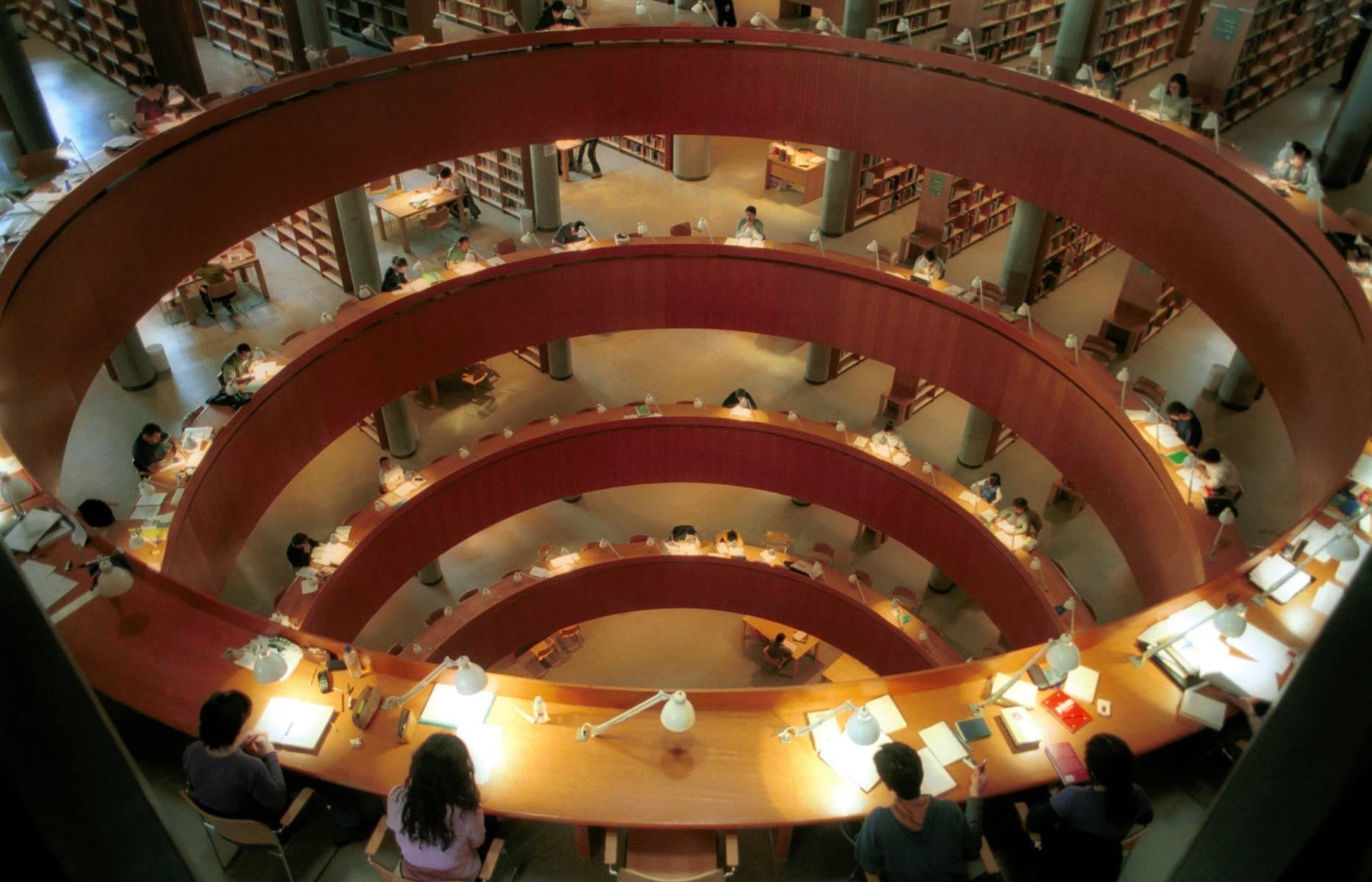 Biblioteca de la Universidad Nacional de Educación a Distancia (UNED) en Madrid.