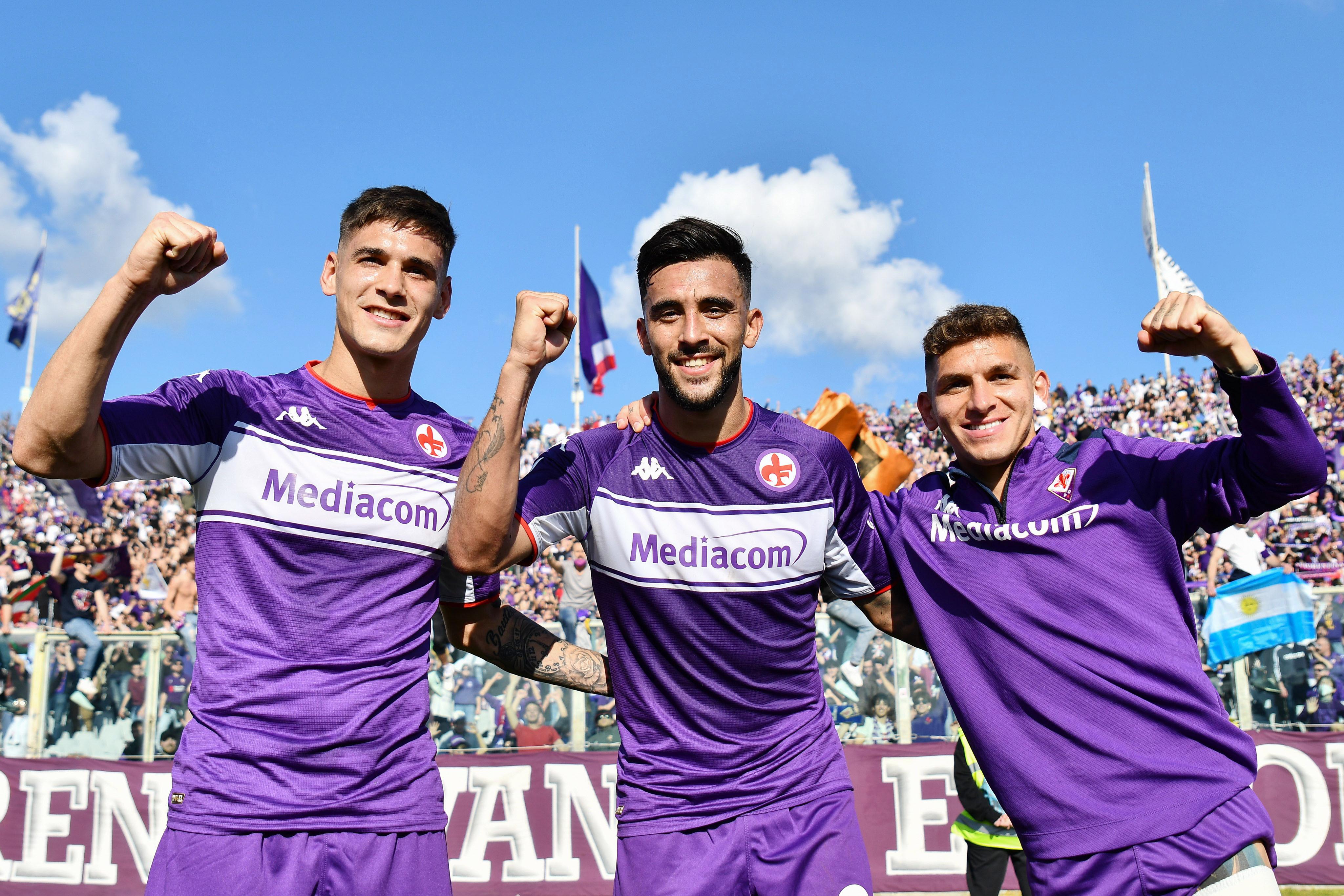 Lucas Martinez, Nicolas González y Lucas Torreira celebran la victoria de la Fiorentina frente al Atalanta.