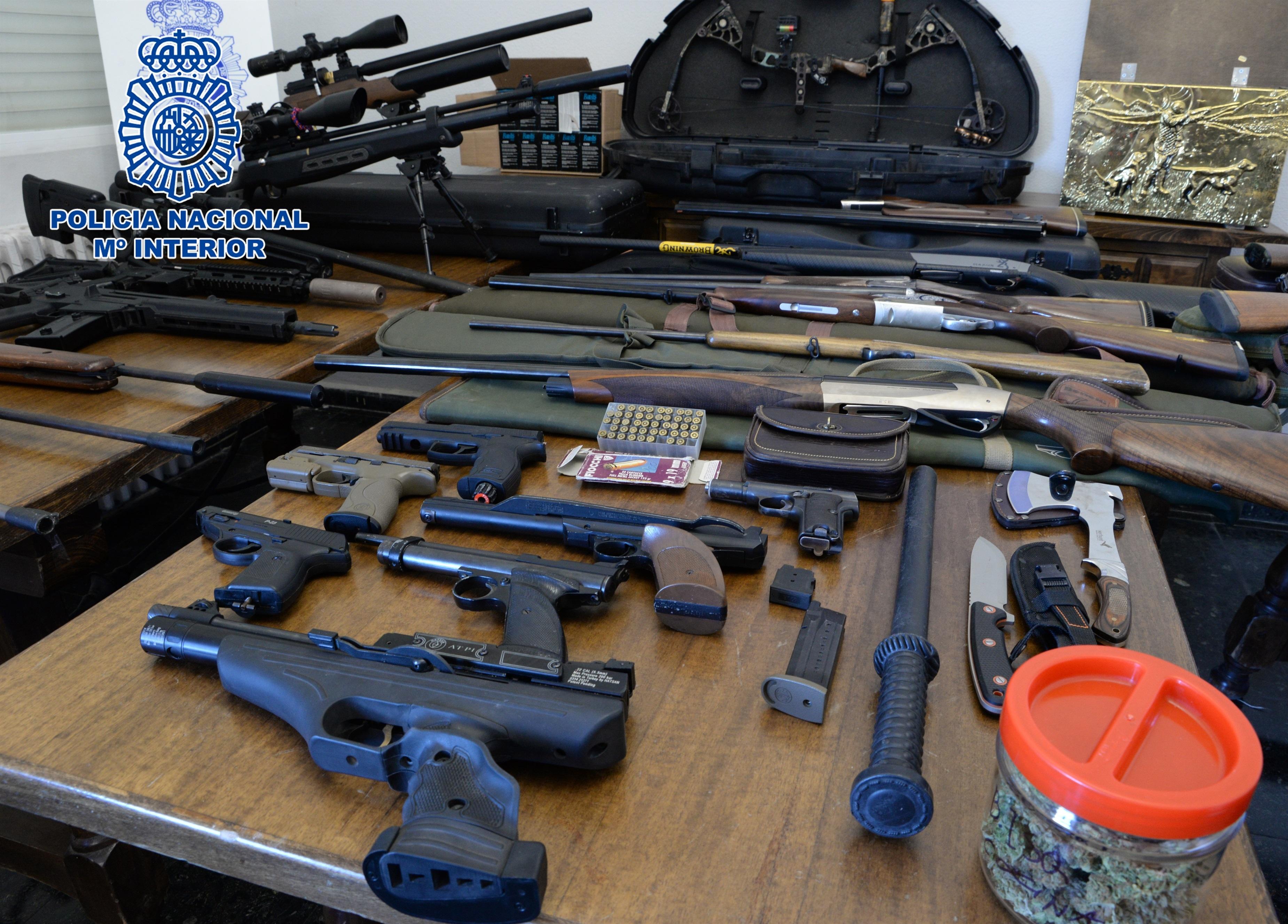 La Policía Nacional localiza más de 30 armas y diversa cartuchería en el desmantelamiento de un punto de venta de droga