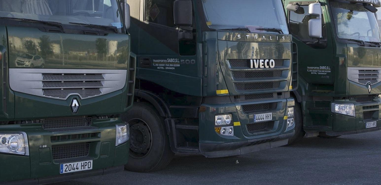 Imagen de archivo. Vehículos de una empresa de transportes. 