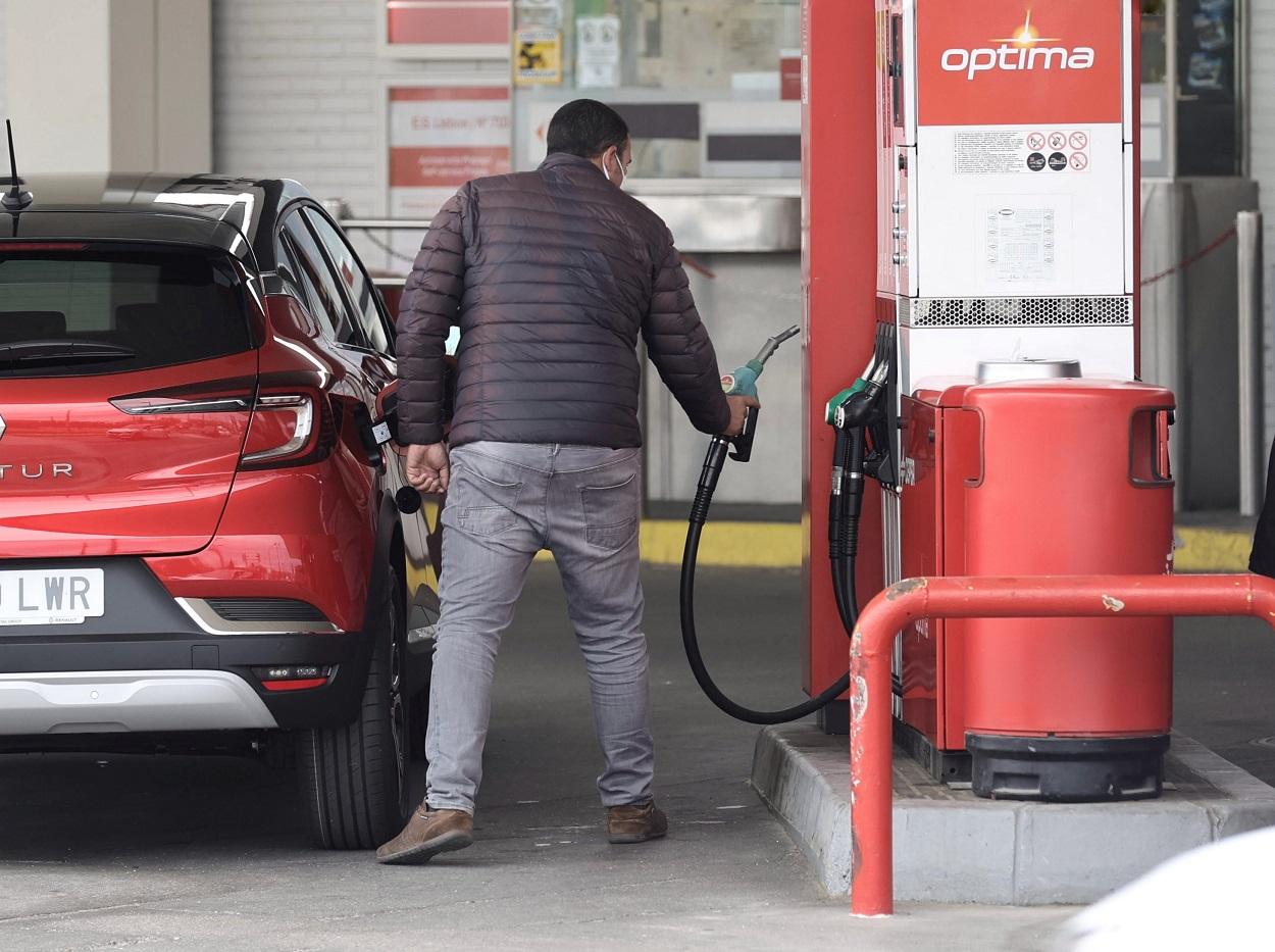 Un hombre reposta carburante en una gasolinera. Europa Press