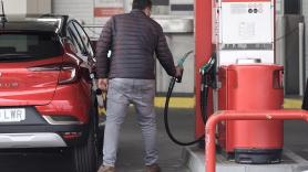 Un hombre reposta carburante en una gasolinera. Europa Press