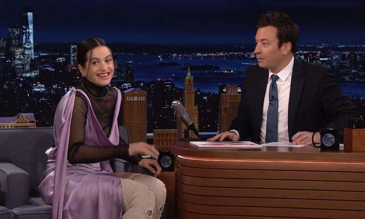 Rosalía con Jimmy Fallon en 'The Tonight Show'.