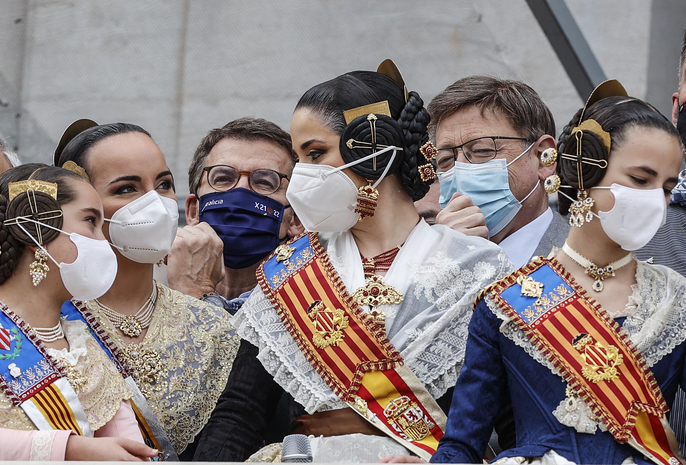 Feijóo, en Valencia, acude a la 'mascletá' con motivo de Las Fallas. EP