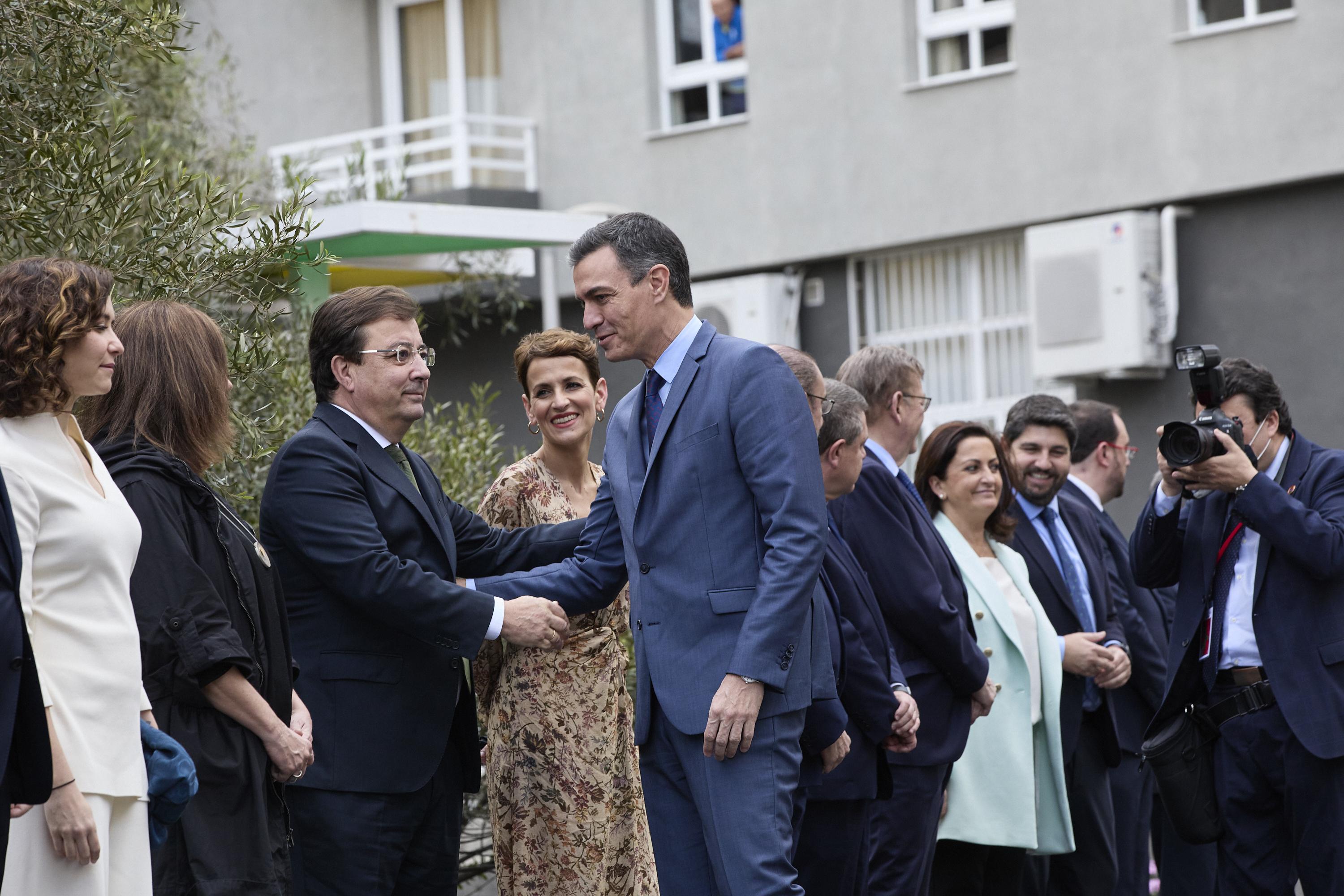 Conferencia de presidente: Pedro Sánchez, saluda al presidente de Extremadura, Guillermo Fernández Vara