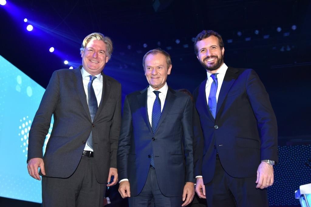 EuropaPress 2504465 lider pp pablo El líder del PP, Pablo Casado, junto al secretario general del PPE, Antonio López-Istúriz, y el presidente del PPE y exprimer ministro polaco, Donald Tusk junto secretario general ppe antonio lopez isturiz (1)