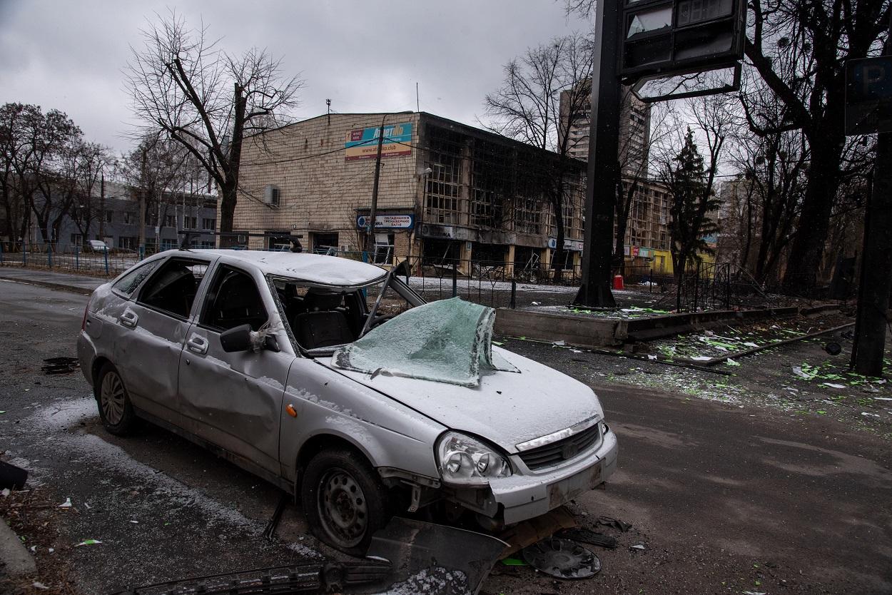 Un coche abandonado frente al lugar donde se produjo el impacto de un cohete ruso, que tenía como objetivo una torre de televisión, en Kiev. Fuente: Europa Press.