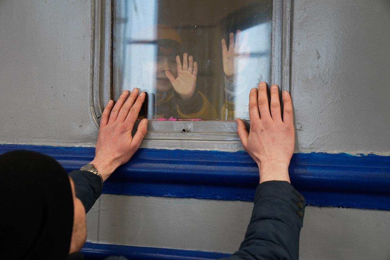Un padre ucraniano despide a su mujer y su hija en la estación de tren de Lviv. Fuente: Europa Press.