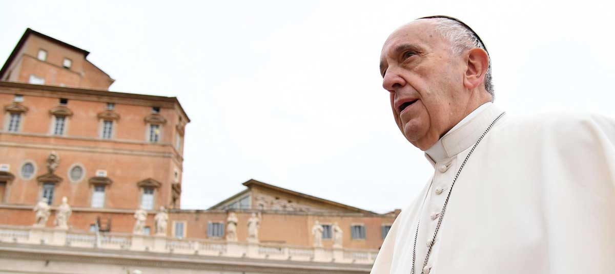 El papa Francisco a su llegada a la audiencia general de los miércoles en la plaza de San Pedro en el Vaticano