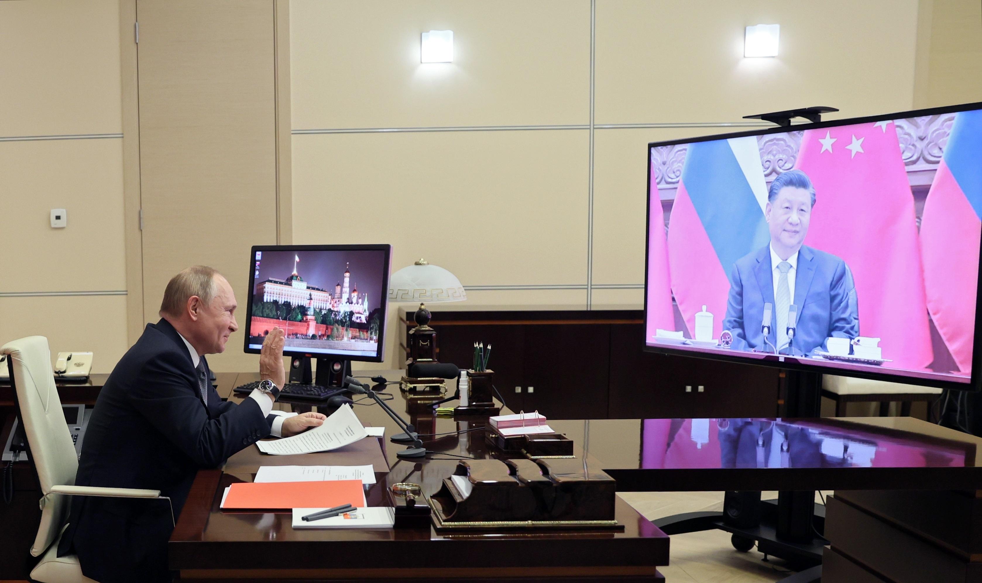 Vladimir Putin y Xi Jinping, reunidos en videoconferencia en diciembre de 2021. EP