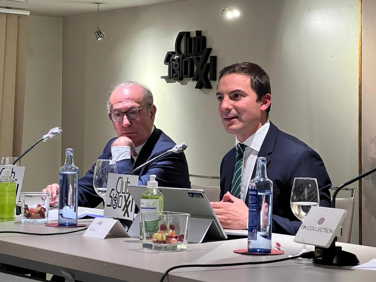 El portavoz del PSOE en la Asamblea de Madrid, Juan Lobato, durante su intervención en el Club Siglo XXI. Fuente: Twitter.