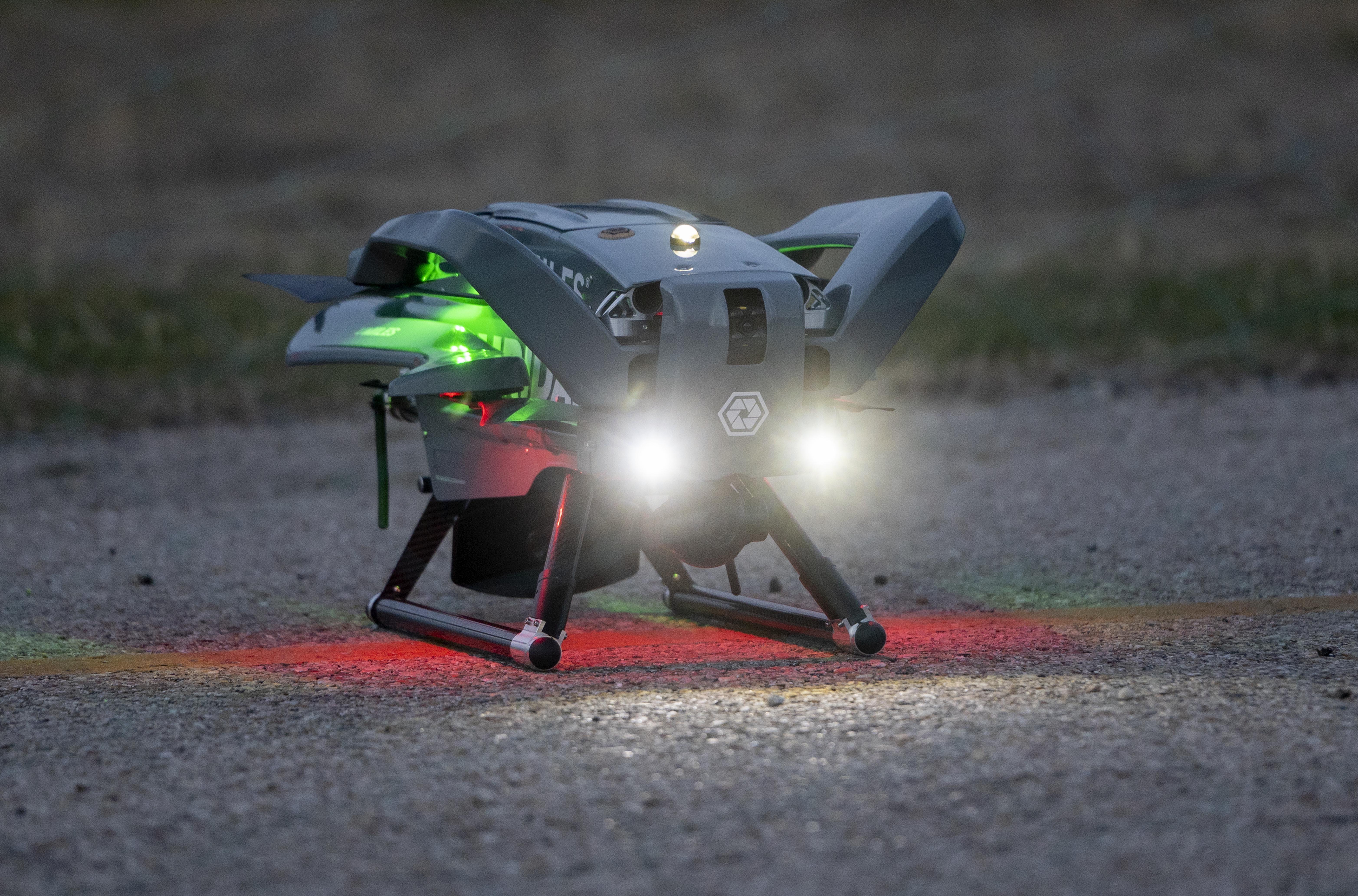 Un dron de seguridad y transporte durante unas maniobras en Madrid.