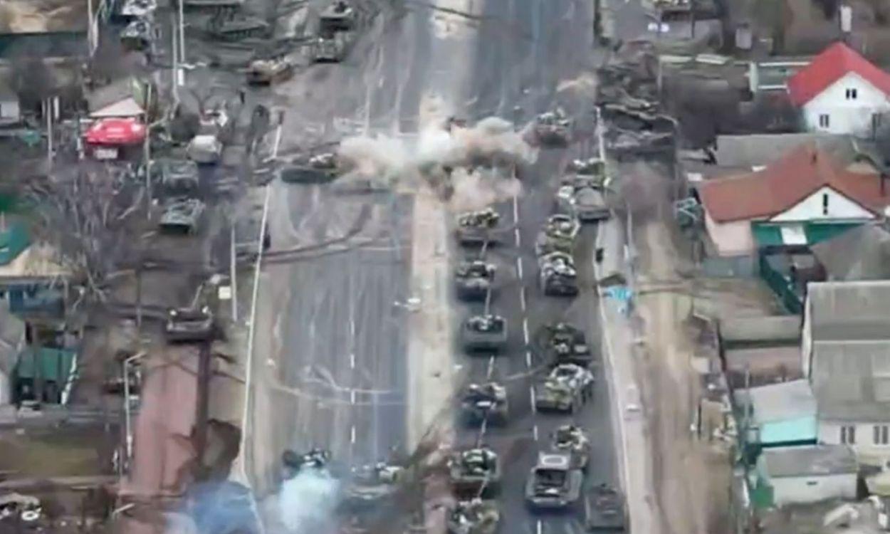El convoy ruso que se dirige a Kiev siendo atacado por el ejército ucraniano