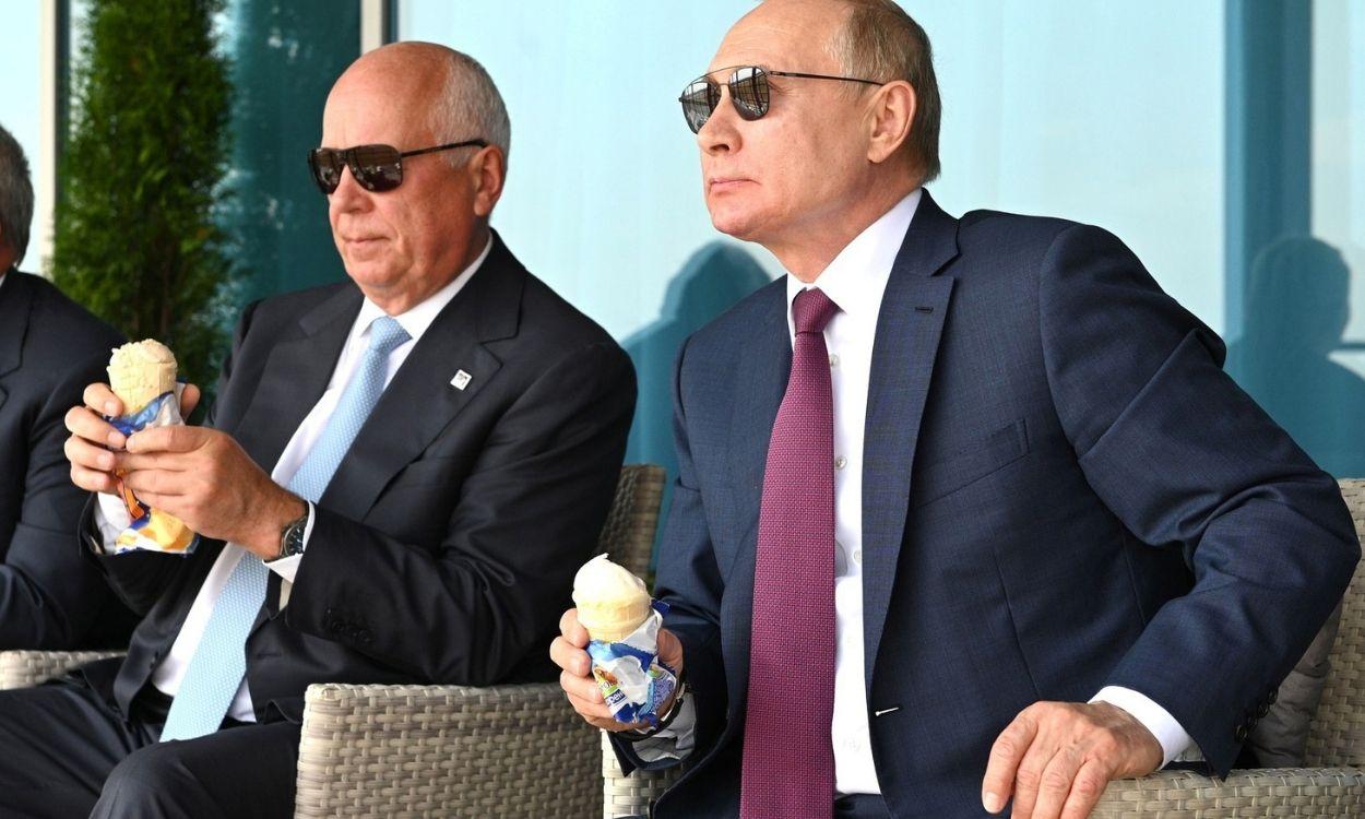 El presidente de Rusia (d), Vladimir Putin, junto al CEO de Rostec, Sergey Chemezov (i). Europa Press.