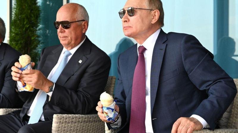 El presidente de Rusia (d), Vladimir Putin, junto al CEO de Rostec, Sergey Chemezov (i). Europa Press.