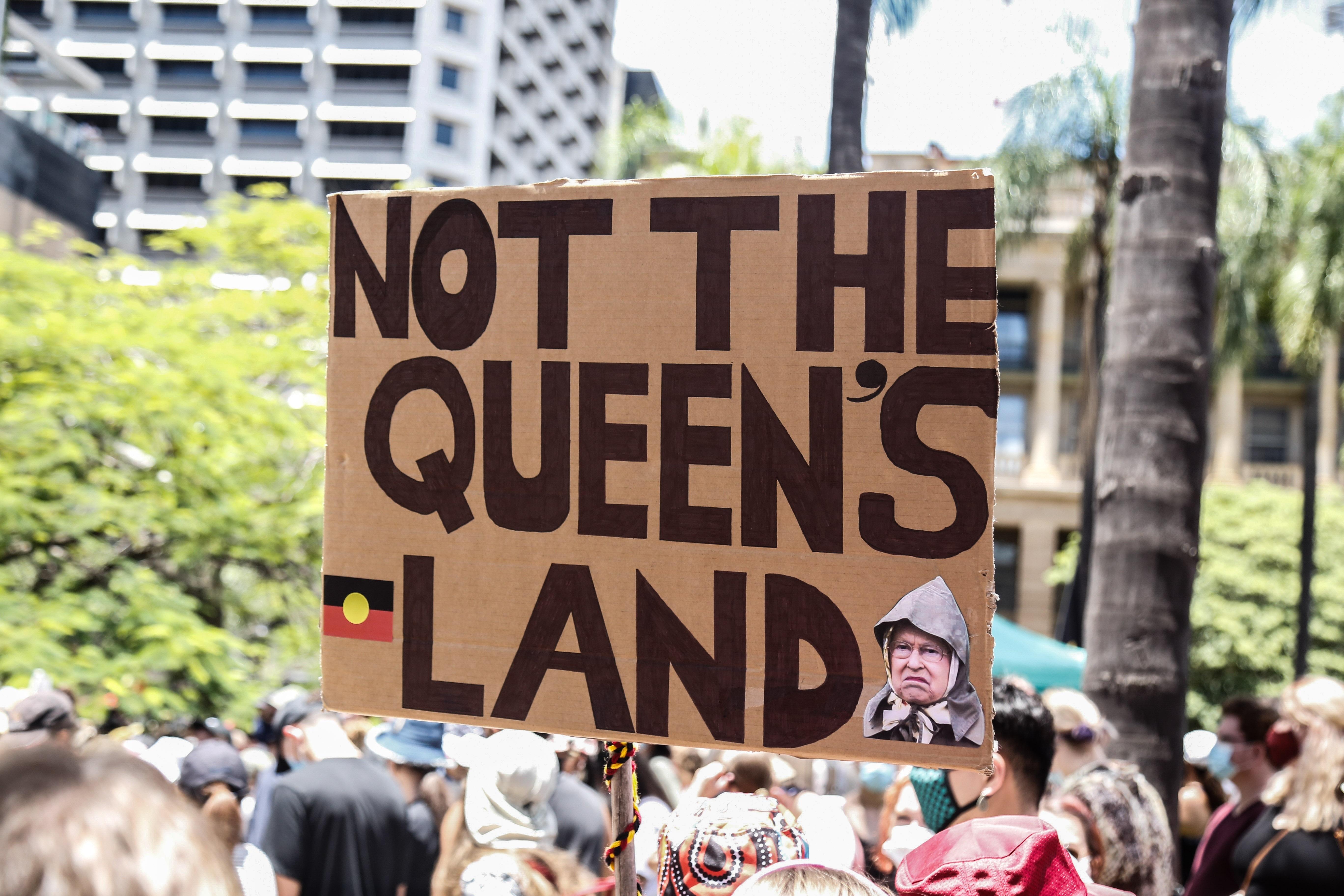 Imagen de una pancarta duranta una manifestación a favor de los pueblos aborígenes en Australia.