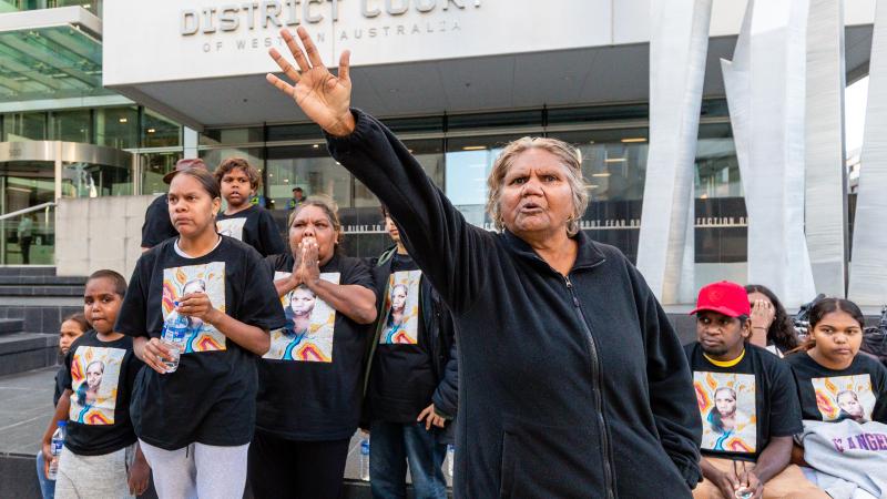 La madre de JC, otra joven aborígen muerte por los disparos de un policía que acabó exonerado, protesta ante los juzgados La madre de JC, otra joven aborígen muerte por los disparos de un policía que acabó exonerado, protesta ante los juzgados