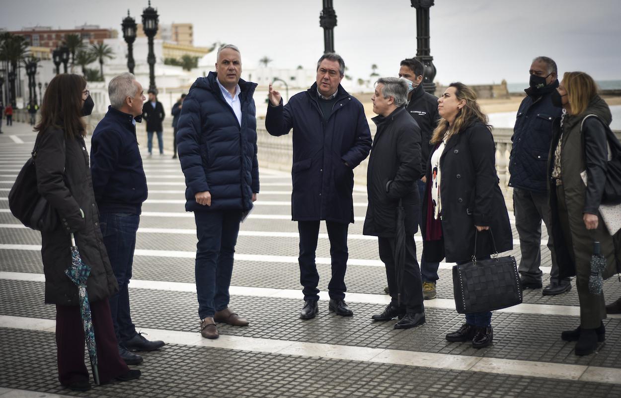 Juan Espadas en su visita de hoy a Cádiz.