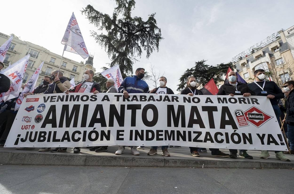Manifestación de los sindicatos por el reconocimiento del amianto como enfermedad profesional. Europa Press