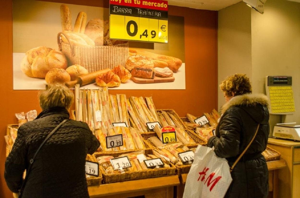 Supermercado y panadería. Europa Press