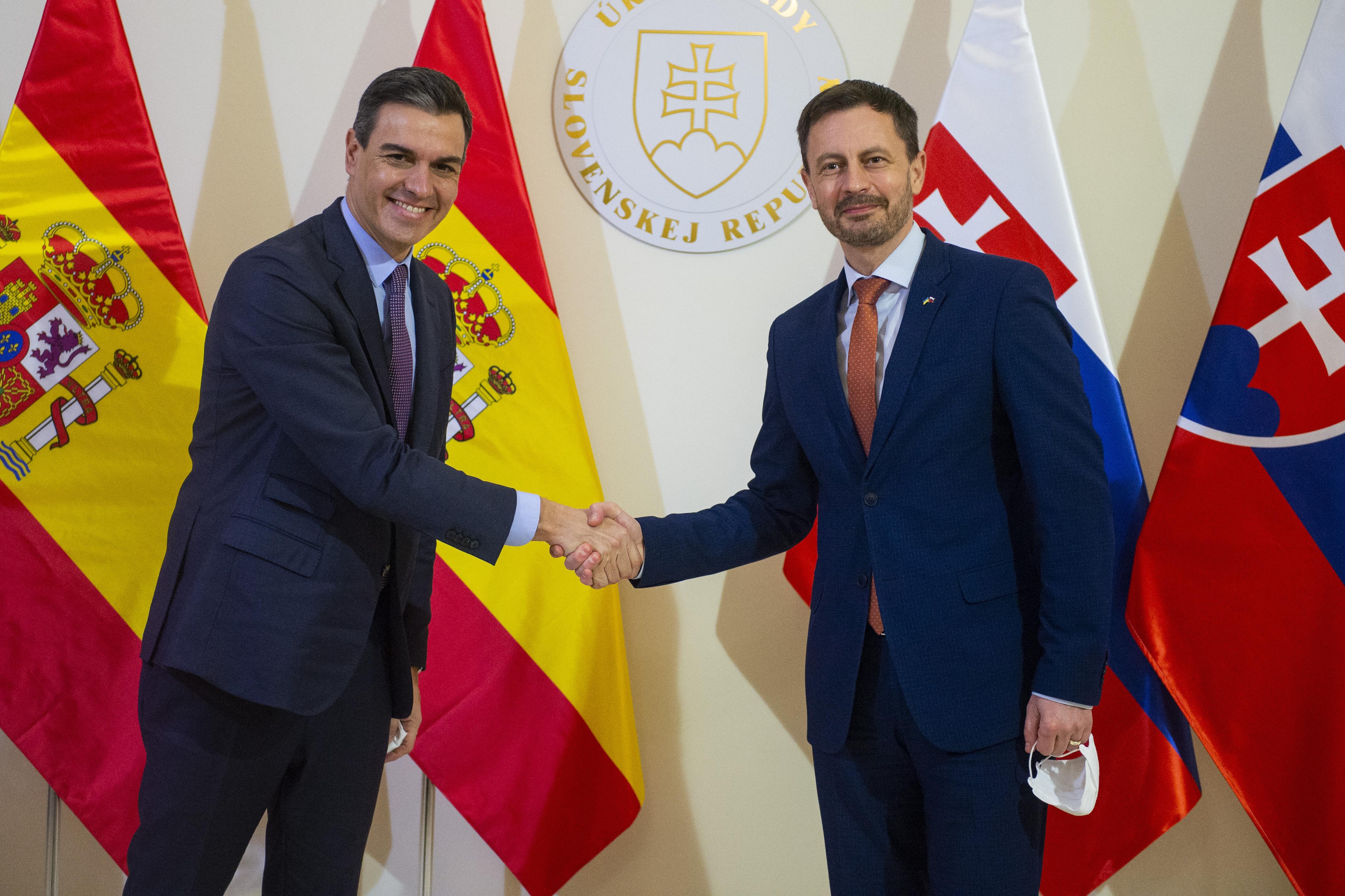 El presidente eslovaco, Eduard Hegel, con el presidente español, Pedro Sánchez, en Bratislava. EP