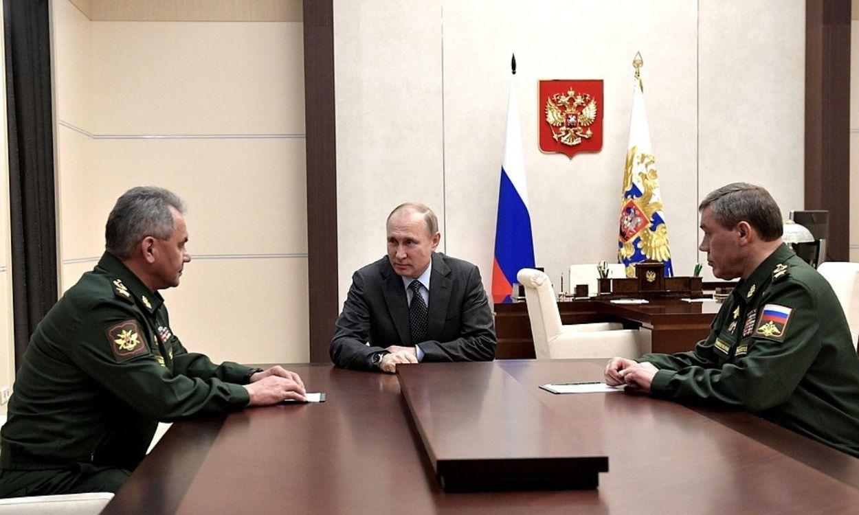 El presidente de Rusia, Vladimir Putin, reunido junto al ministro de Defensa, Sergey Shoigu, y el Jefe del Estado Mayor, Valery Gerasimov. Web Kremlin. 