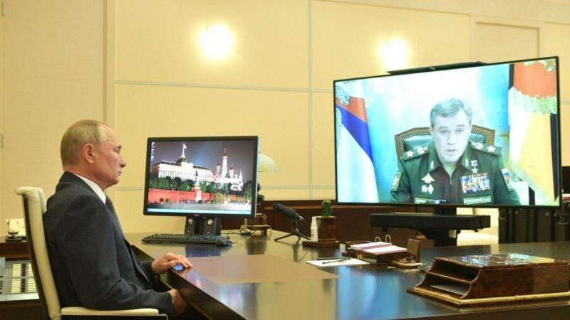 El presidente de Rusia, Vladimir Putin, mantiene una reunión con el Jefe del Estado Mayor, Valery Gerasimov. Web Kremlin. 