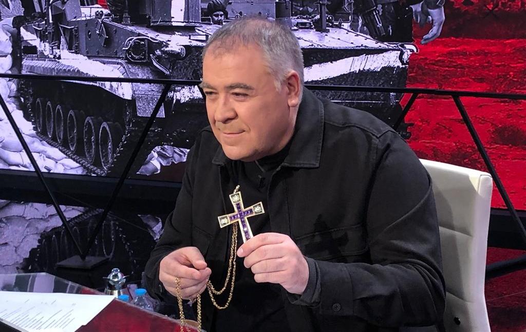 Antonio García Ferreras, con la cruz donada por el padre Ángel para subastar en Al Rojo Vivo