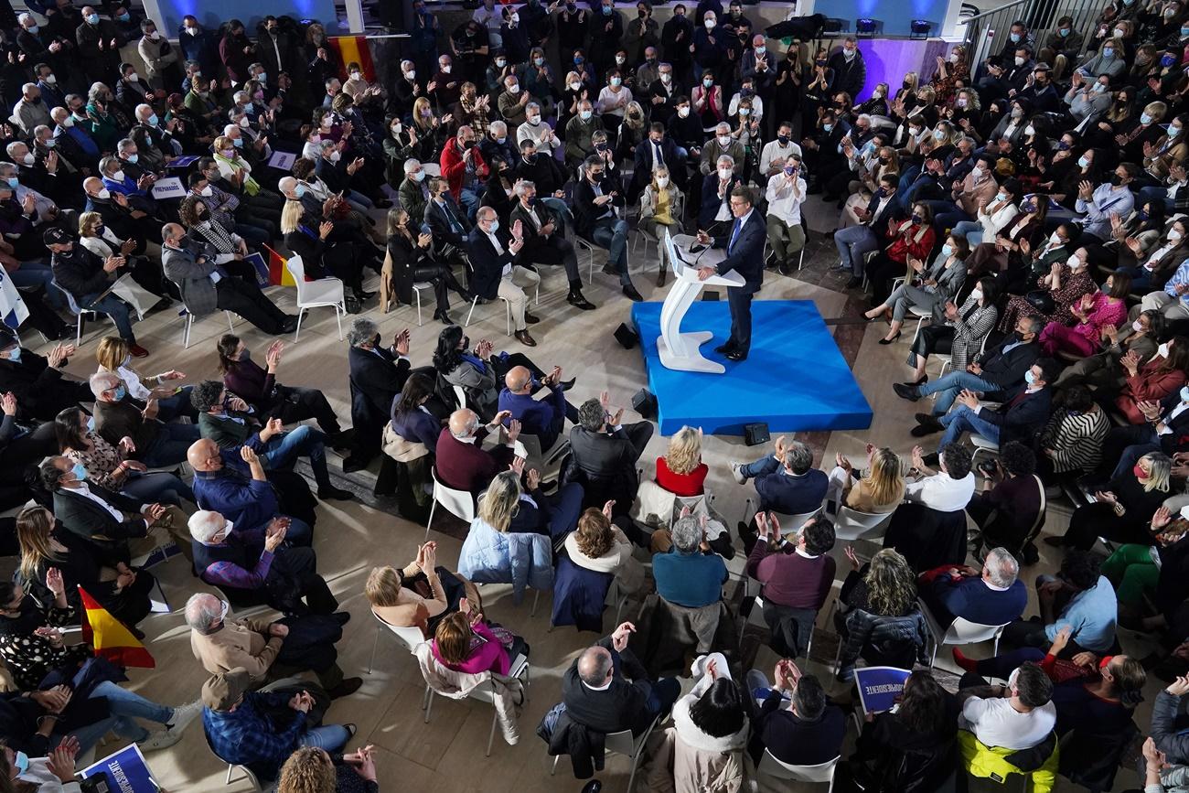 Imagen del acto de este miércoles por la tarde de Feijóo ante los afiliados gallegos en Santiago de Compostela (Foto: Europa Press).