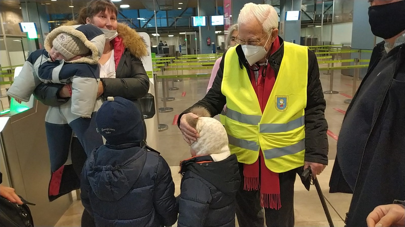 El padre Ángel recibe a los 130 refugiados que han llegado en taxi a Madrid. Mensajeros de la paz