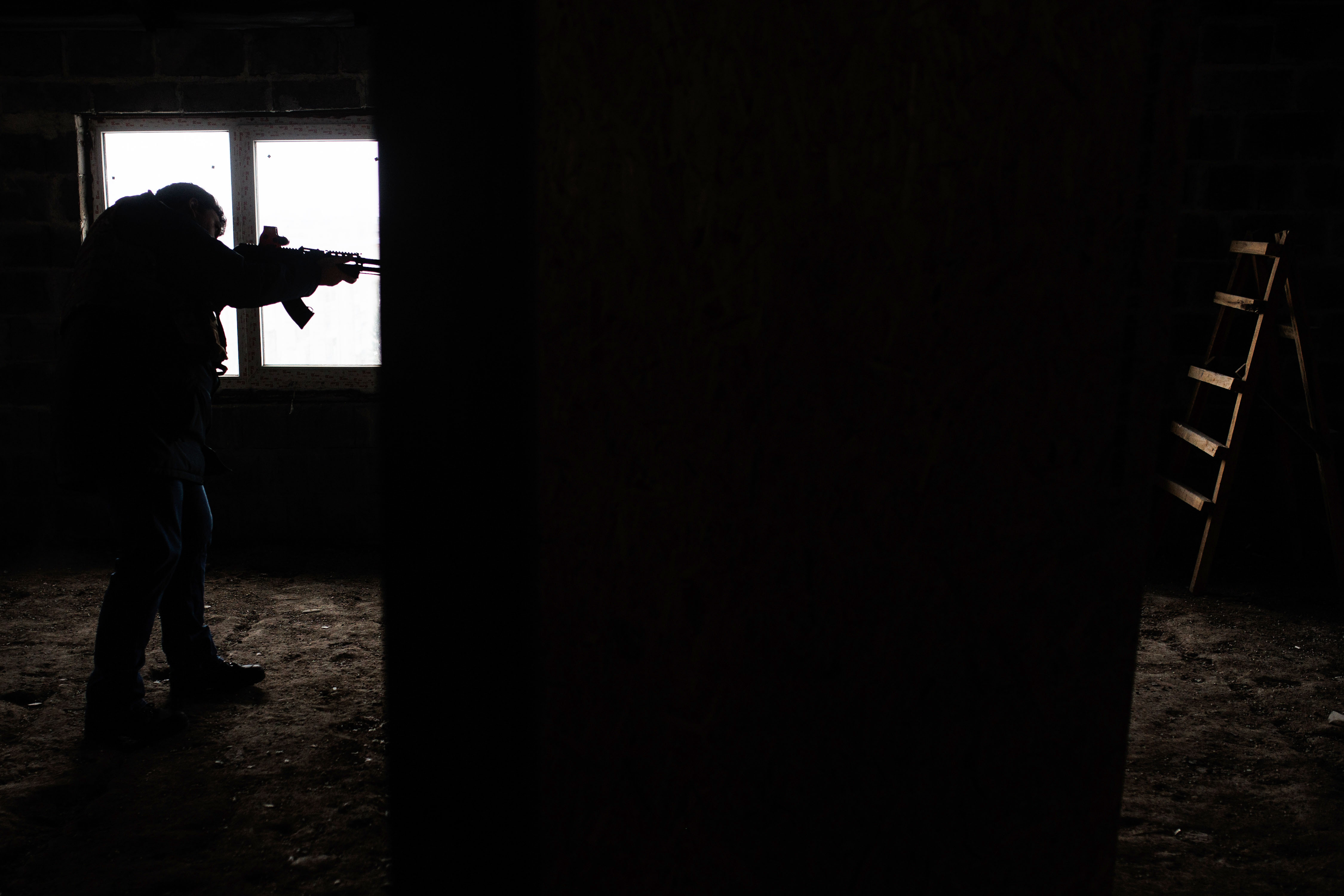 Un civil, con un fusil de asalto, durante un entrenamiento, a 5 de marzo de 2022, en Lviv (Ucrania). Alejandro Martínez Vélez / Europa Press