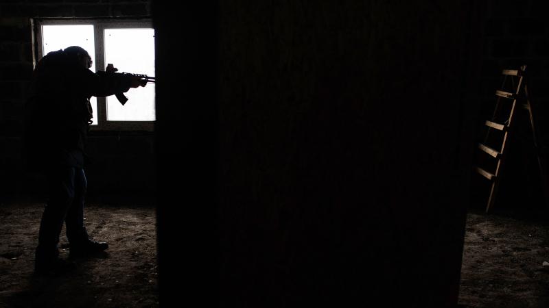 Un civil, con un fusil de asalto, durante un entrenamiento, a 5 de marzo de 2022, en Lviv (Ucrania). Alejandro Martínez Vélez / Europa Press