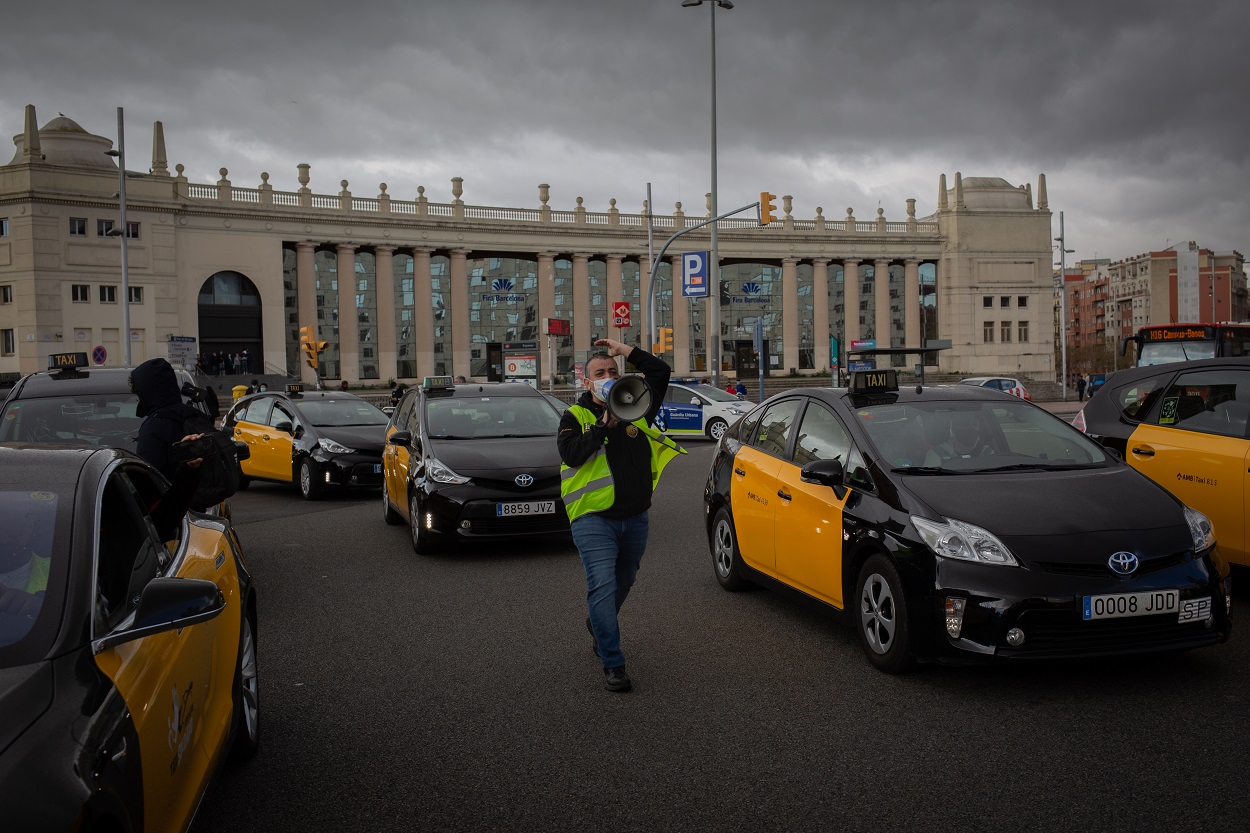 Un taxista camina en una marcha lenta en Barcelona celebra en marzo de 2021. Europa Press