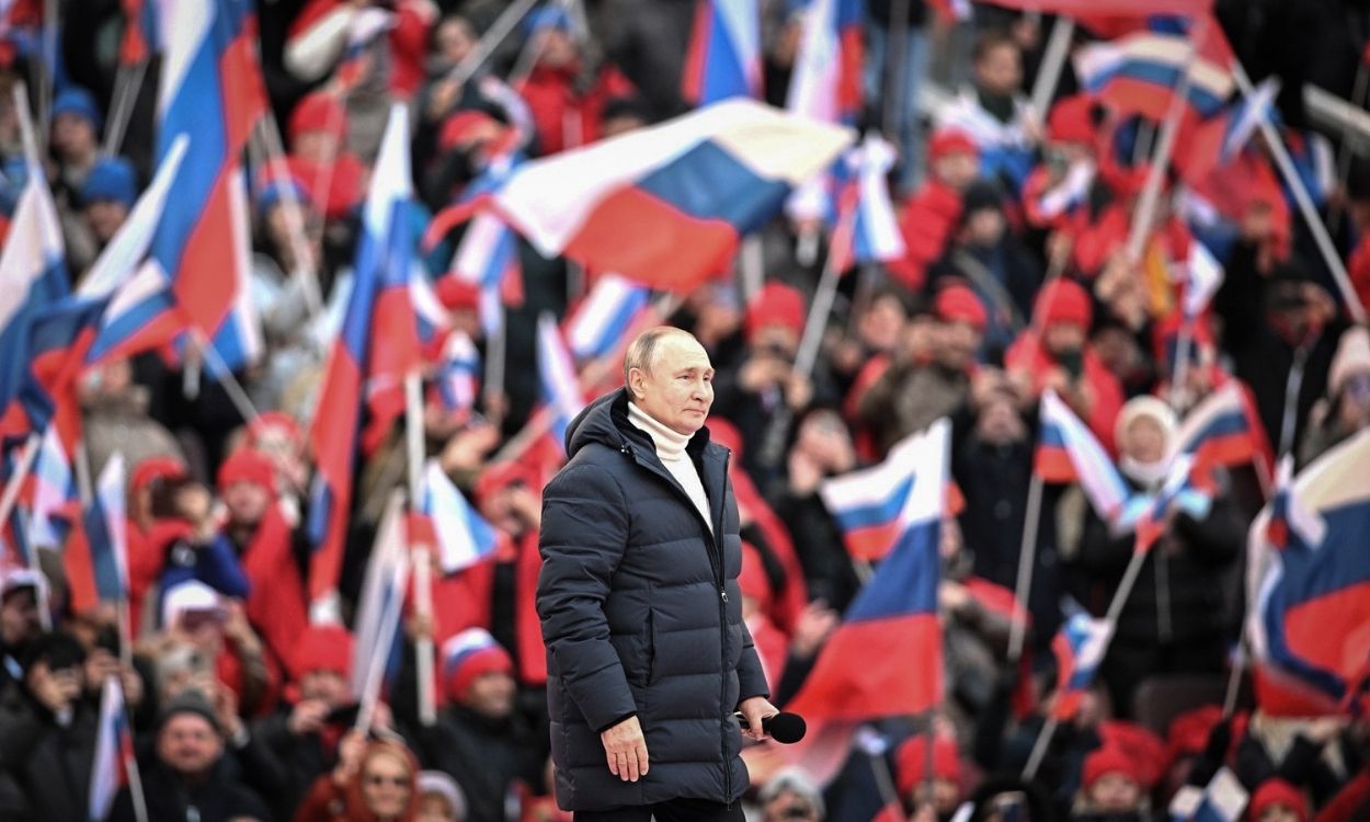 Putin arropado por banderas rusas en el estadio  Luzhniki. EP