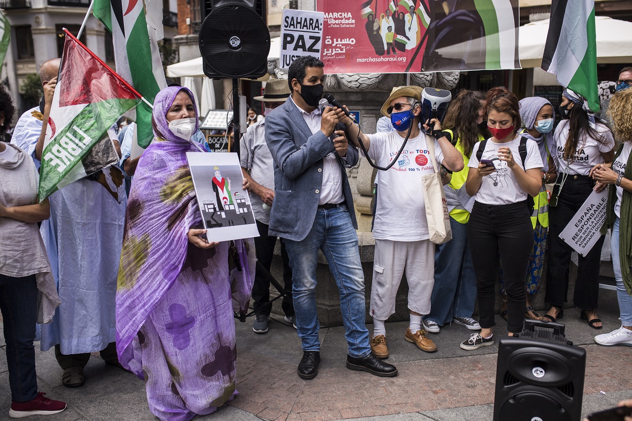 El delegado del Centro Polisario en Madrid, Abdulah Arabi, interviene durante la marcha final en España por la Libertad del Pueblo Saharaui, en junio de 2021. Fuente: Europa Press.