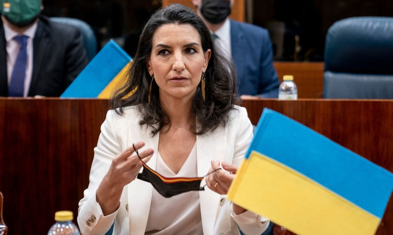 La portavoz del Grupo Parlamentario de Vox, Rocío Monasterio, con una bandera de Ucrania en una sesión del pleno de la Asamblea de Madrid, a 3 de marzo de 2022, en Madrid (España).