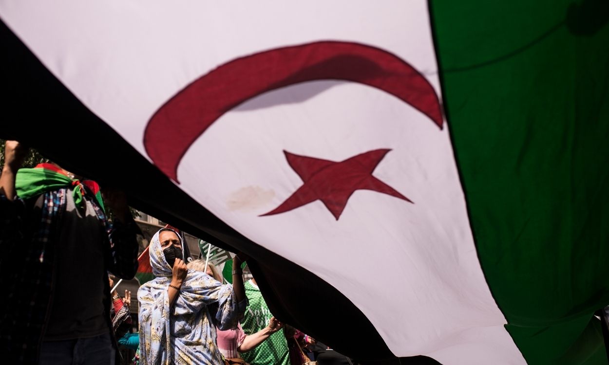 La bandera de la República Árabe Saharaui Democrática, durante una manifestación por la libertad del Pueblo Saharaui, en la Gran Vía, a 19 de junio de 2021, en Madrid (España).
